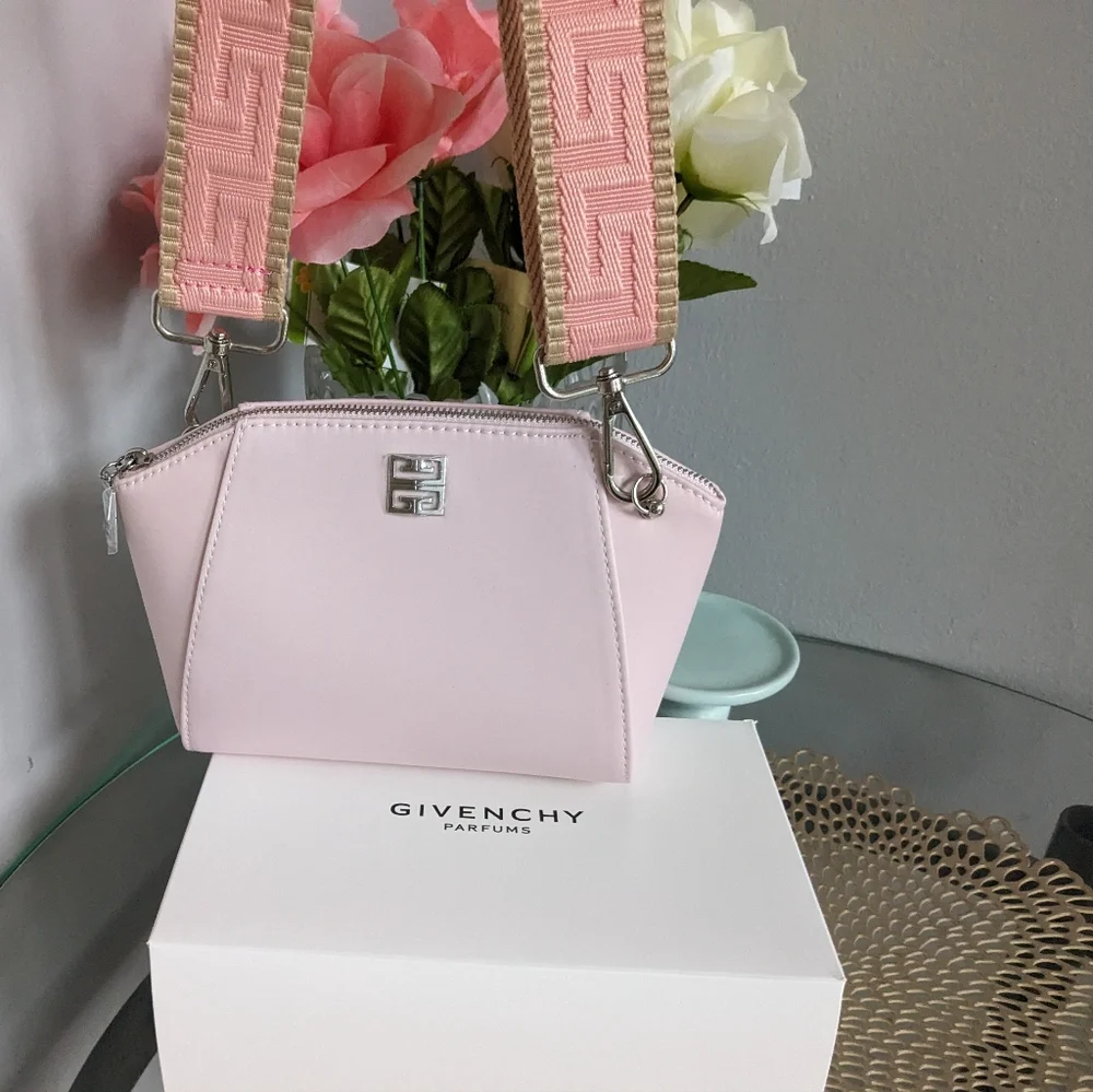 Givenchy - Picture 2 of 9